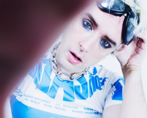 Benito Cerati tapando el lente con la mano