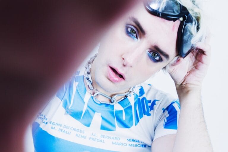 Benito Cerati tapando el lente con la mano