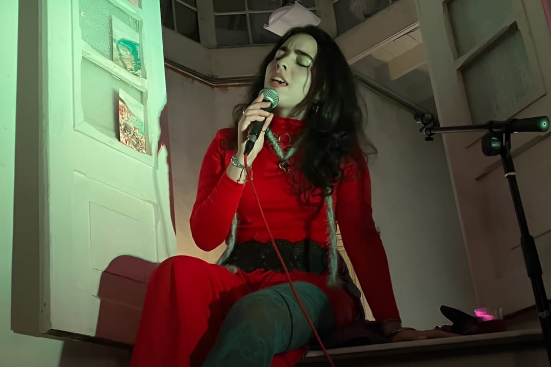 Clara Yolks sentada en una ventana