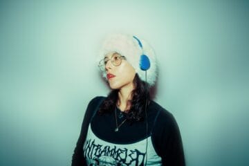 Cristina Palacios con audífonos