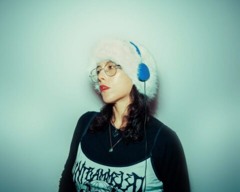 Cristina Palacios con audífonos