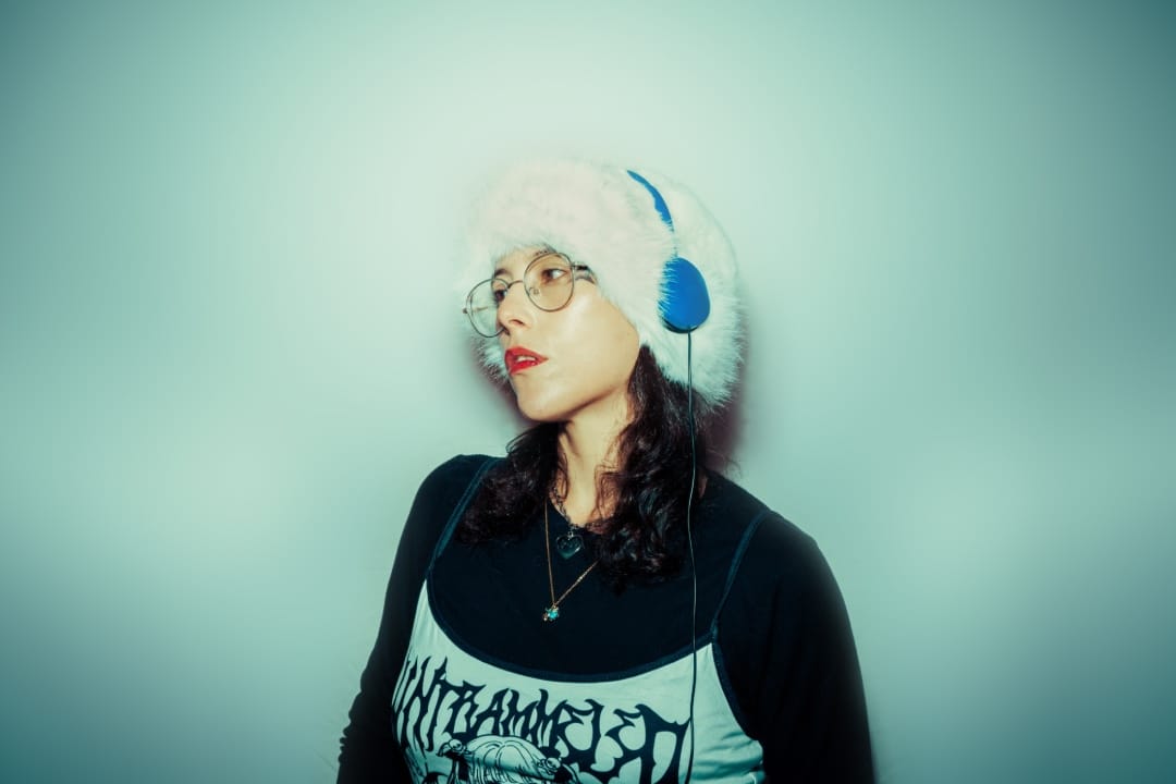 Cristina Palacios con audífonos