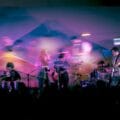 Del Austro tocando con una imagen del volcán Misti de fondo