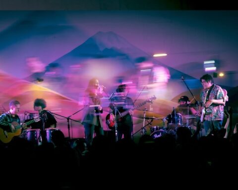 Del Austro tocando con una imagen del volcán Misti de fondo