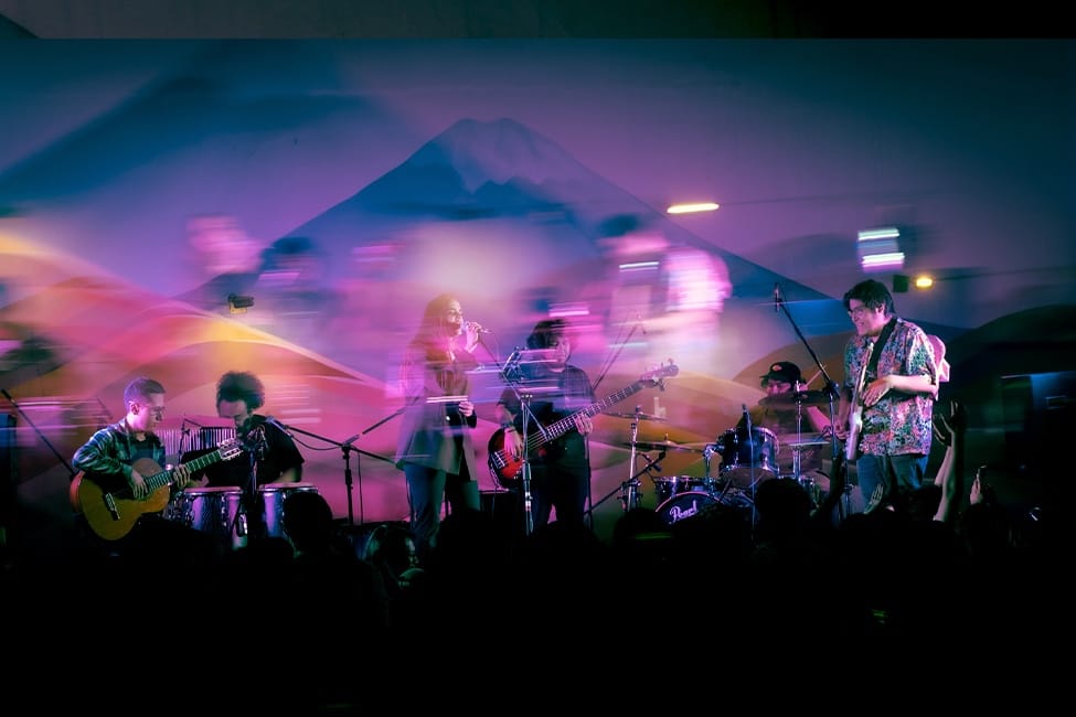 Del Austro tocando con una imagen del volcán Misti de fondo