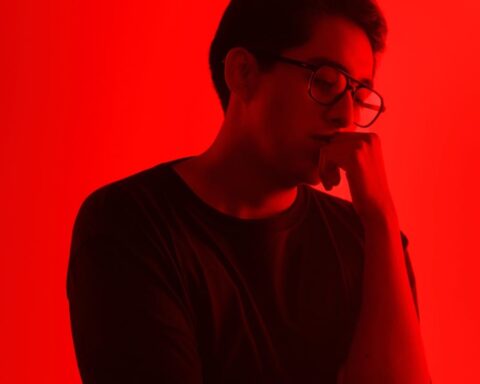 El Club de Nadie posando con luces rojas