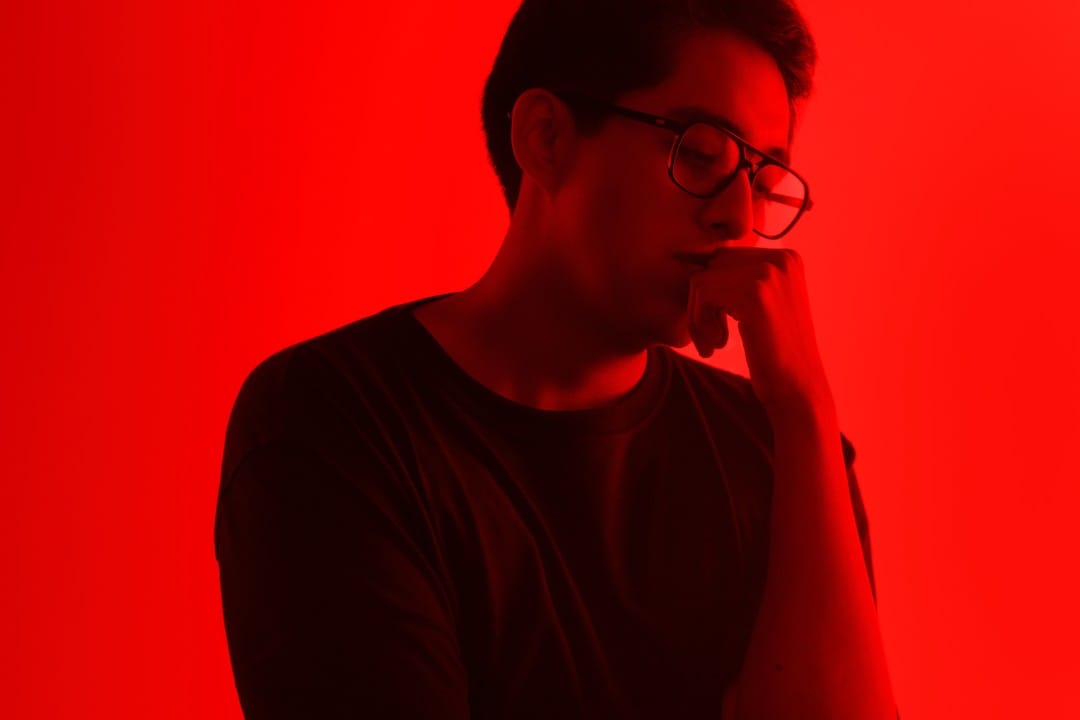 El Club de Nadie posando con luces rojas