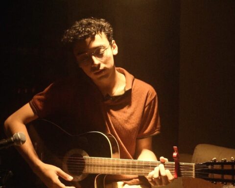 Enzo Melcar con su guitarra