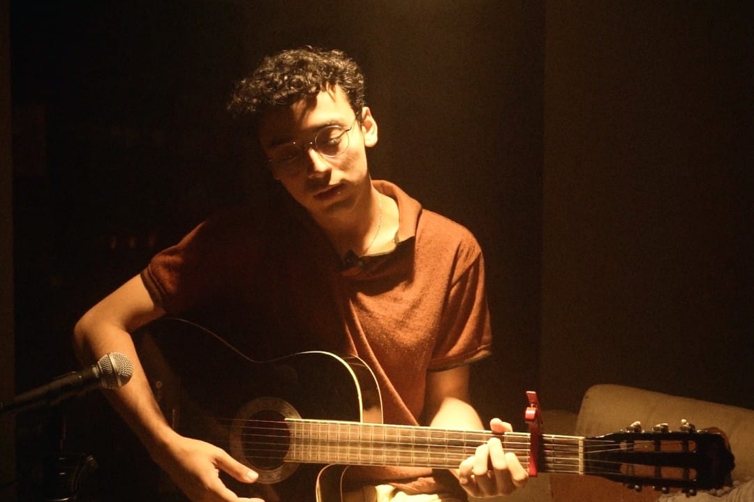 Enzo Melcar con su guitarra