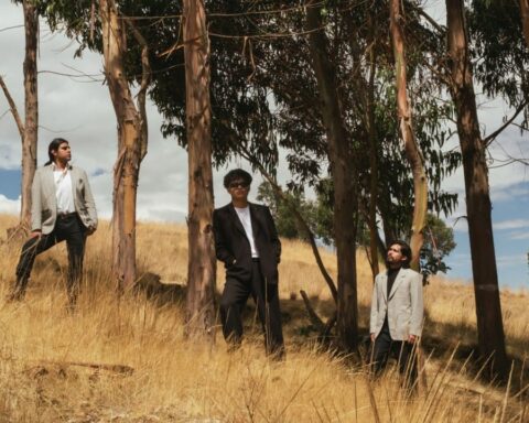 Estación Abisal posando en campo abierto