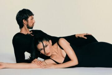 Esteman y Daniela Spalla con trajes negros y echados