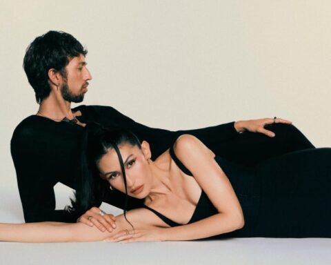 Esteman y Daniela Spalla con trajes negros y echados