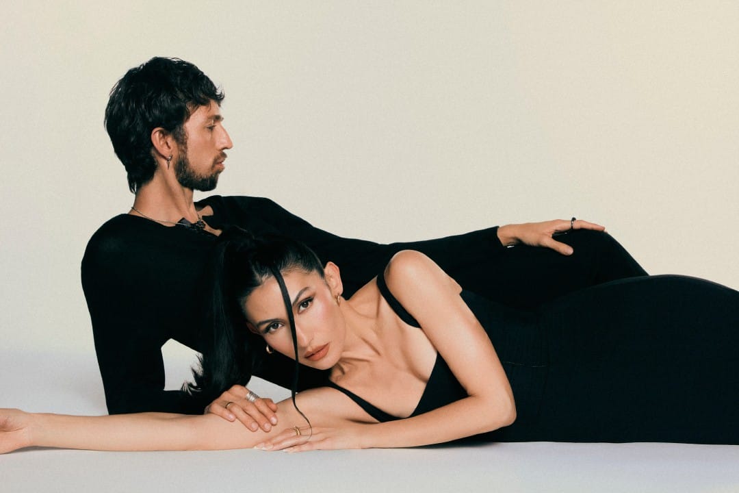 Esteman y Daniela Spalla con trajes negros y echados