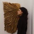 Fe Baca con un arte colgado