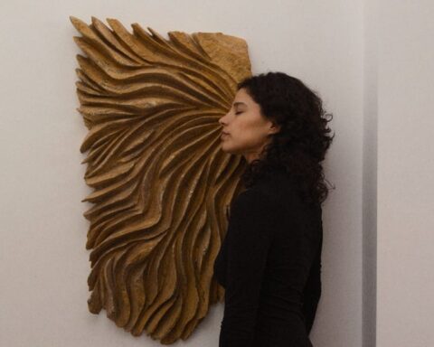 Fe Baca con un arte colgado