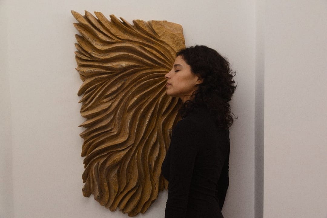 Fe Baca con un arte colgado