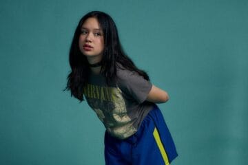 Lucía Lay posando con los brazos atrás