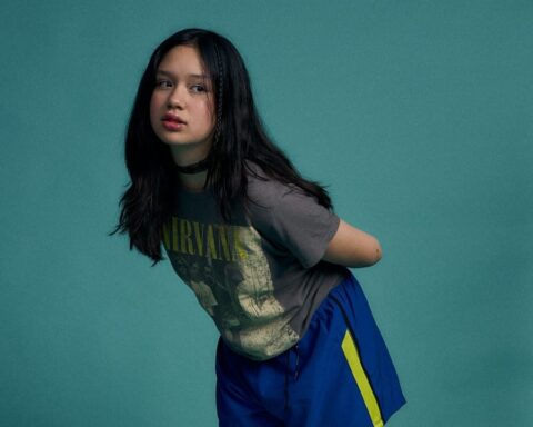 Lucía Lay posando con los brazos atrás