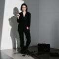 Lucrecia Dalt en un ambiente con su amplificador