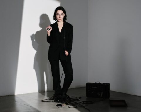 Lucrecia Dalt en un ambiente con su amplificador