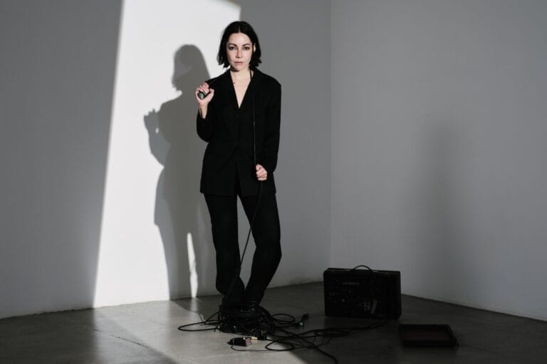 Lucrecia Dalt en un ambiente con su amplificador