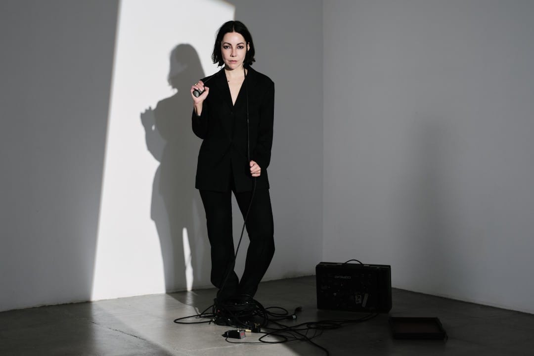 Lucrecia Dalt en un ambiente con su amplificador