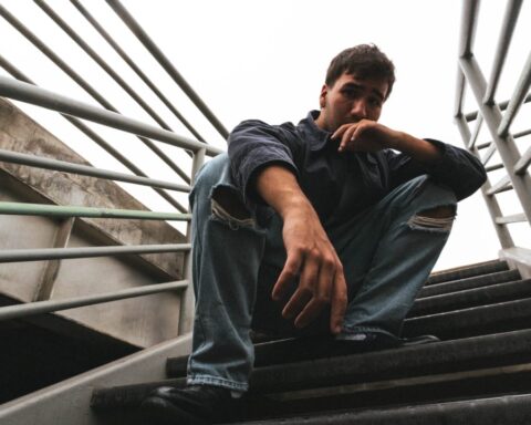 Mendo sentado sobre una escalera