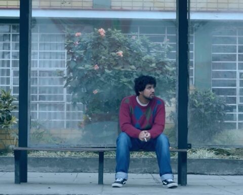 Nico es Índigo sentado en un paradero de bus