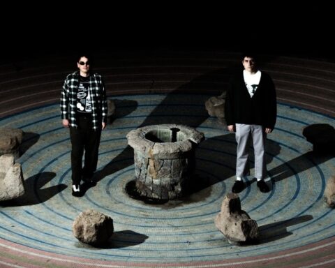 Oye Elizabeth en la portada de “Fujicolor”