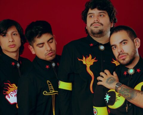 Plastical People posando frente a un fondo rojo