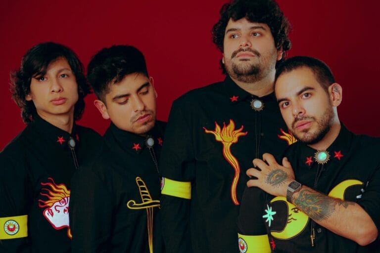 Plastical People posando frente a un fondo rojo