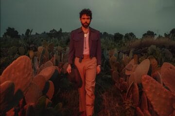 Reyno caminando entre nopales