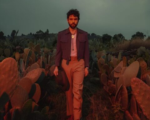 Reyno caminando entre nopales