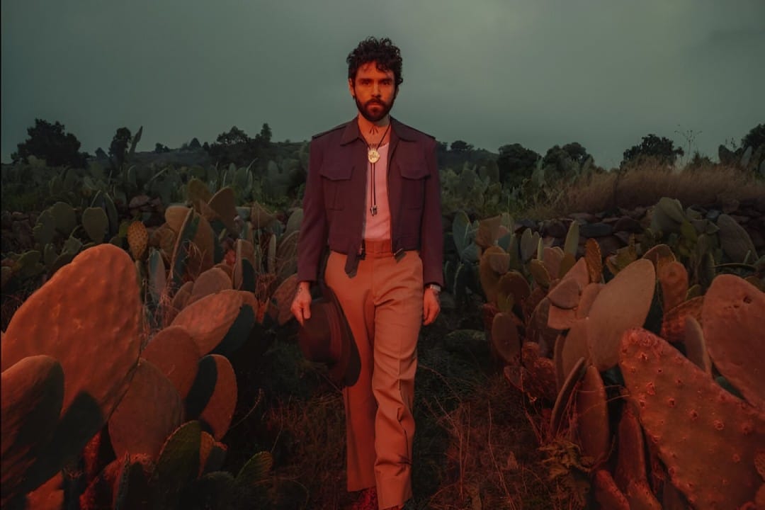 Reyno caminando entre nopales