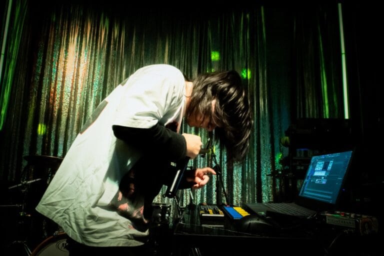 SAMOS2000 sosteniendo un micro