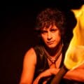Siddhartha con un mechero de fuego