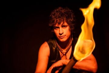 Siddhartha con un mechero de fuego