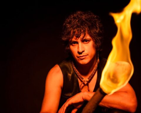 Siddhartha con un mechero de fuego