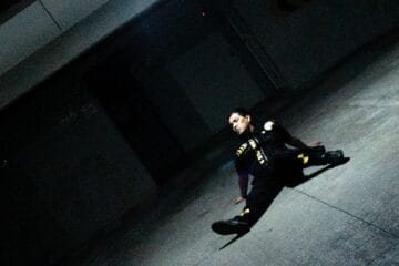 Soy Crónico sentado en un estacionamiento