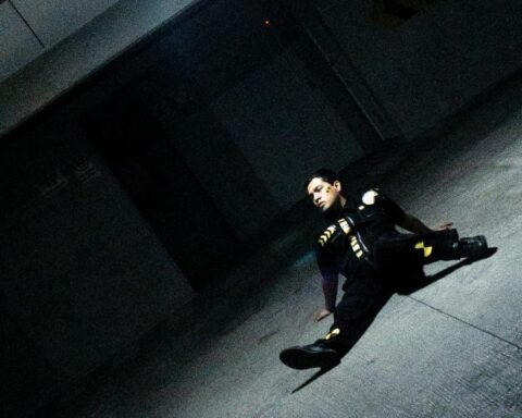 Soy Crónico sentado en un estacionamiento