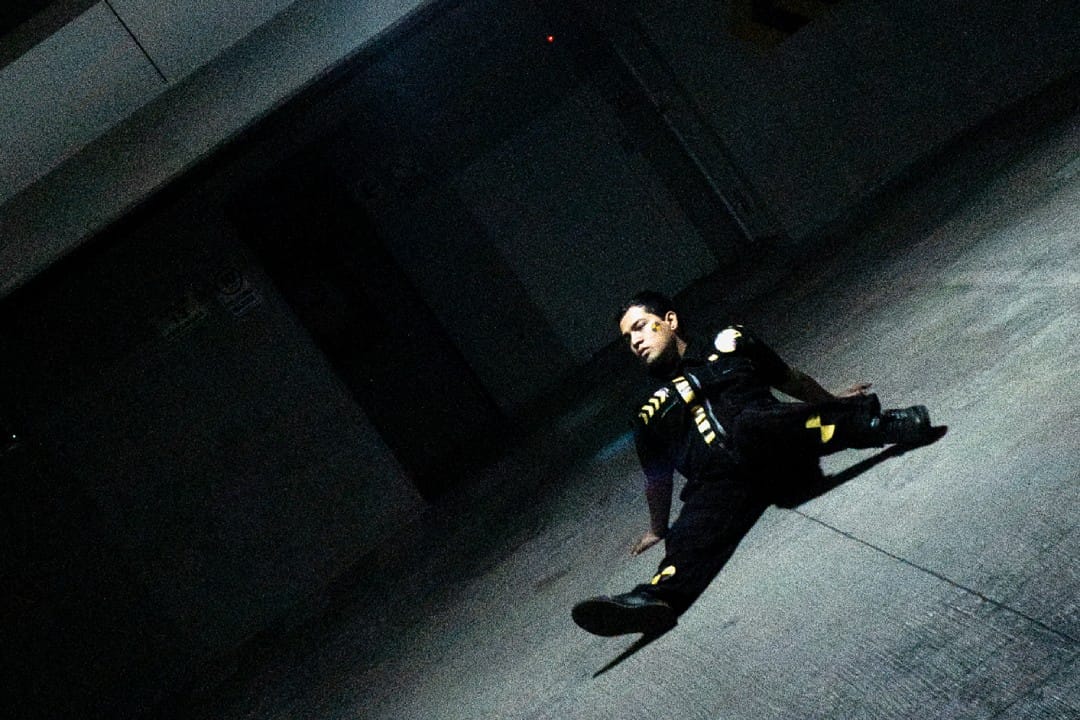 Soy Crónico sentado en un estacionamiento