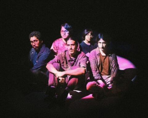 Sueño Púrpura sentados con una proyección sobre sus prendas