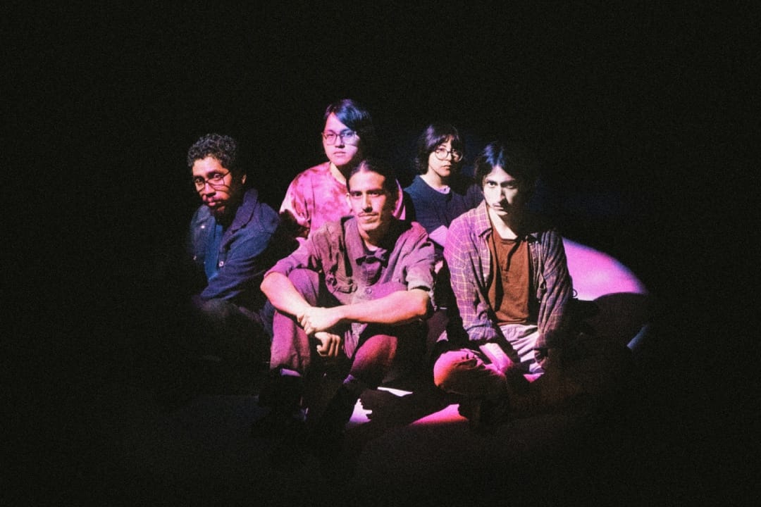 Sueño Púrpura sentados con una proyección sobre sus prendas