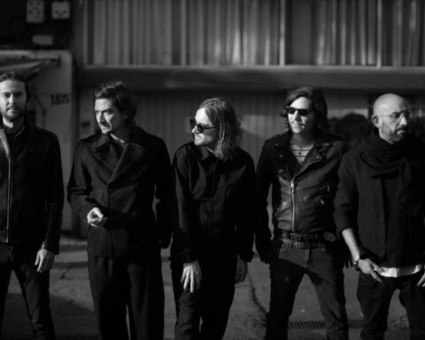 Zoé posando con pared clara en blanco y negro