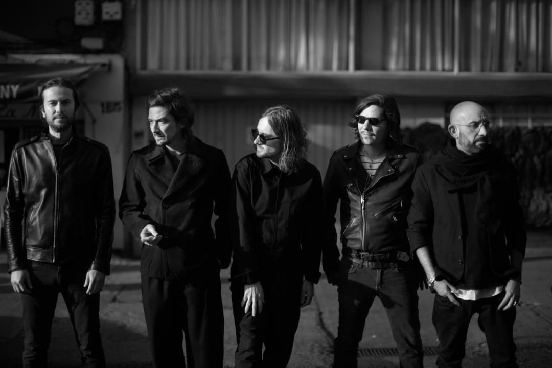 Zoé posando con pared clara en blanco y negro