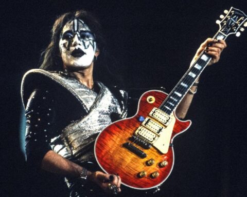 Ace Frehley de KISS tocando la guitarra en un concierto