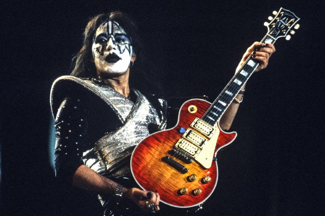 Ace Frehley de KISS tocando la guitarra en un concierto