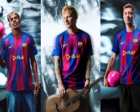 Ed Sheeran junto a jugadores del FC Barcelona mostrando su camiseta.