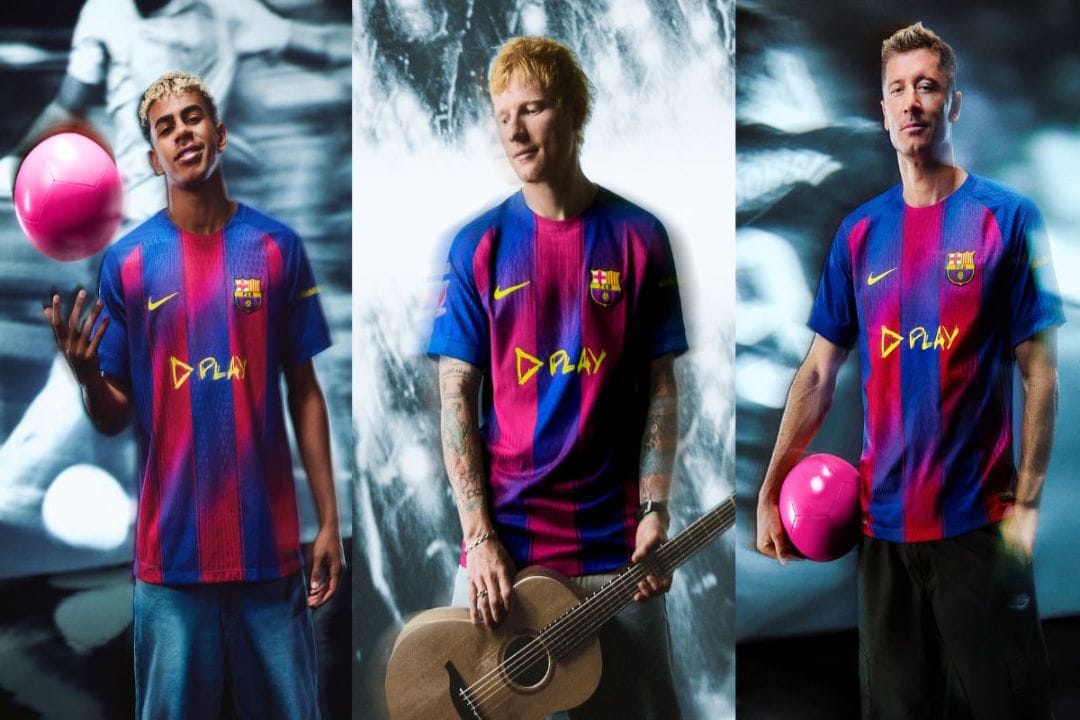 Ed Sheeran junto a jugadores del FC Barcelona mostrando su camiseta.