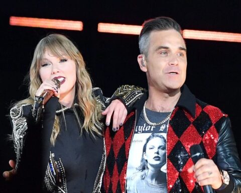 Robbie Williams junto a Taylor Swift cantando en 2018